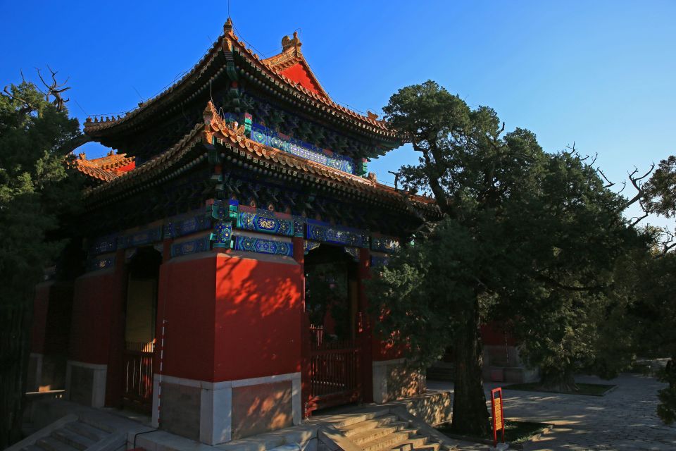 Beijing: Lama Temple, Confucius Temple and Guozijian Museum - Lama Temple: the 54-foot sandalwood Buddha and the worship you can see