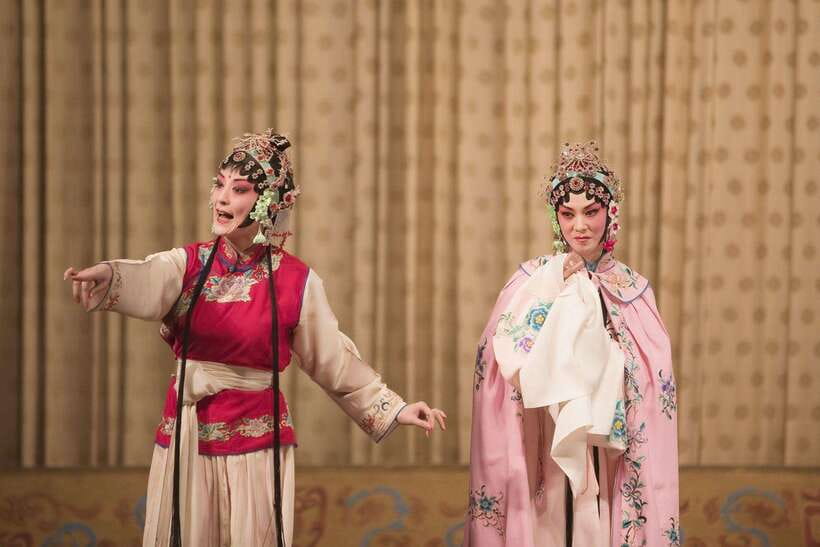 Beijing: Must-See Peking Opera at Liyuan Theatre Ticket - Dinner before the curtain: roast duck or vegetarian at the theater