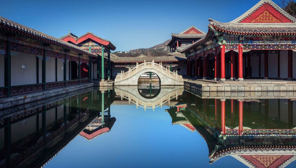 Beijing: Simatai Great Wall & Gubei Water Town Private Tour - Two tour styles: transfer-only QR access or a guided day/night plan
