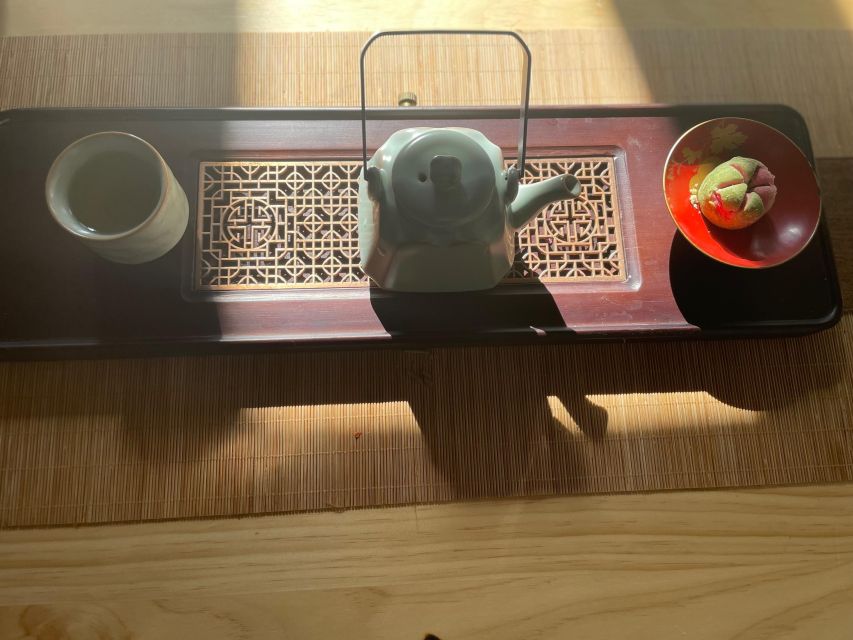 Chinese Tea ceremony in Beijing Hutong courtyard - Picking Your Tea: Black, Green, Wulong, or Pu’Er