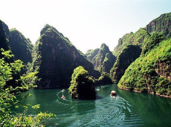 Longqingxia Gorge Cruise and Guyaju Cave Dwellings Private Day Tour - Longqingxia Gorge boat ride: what you actually see from the water