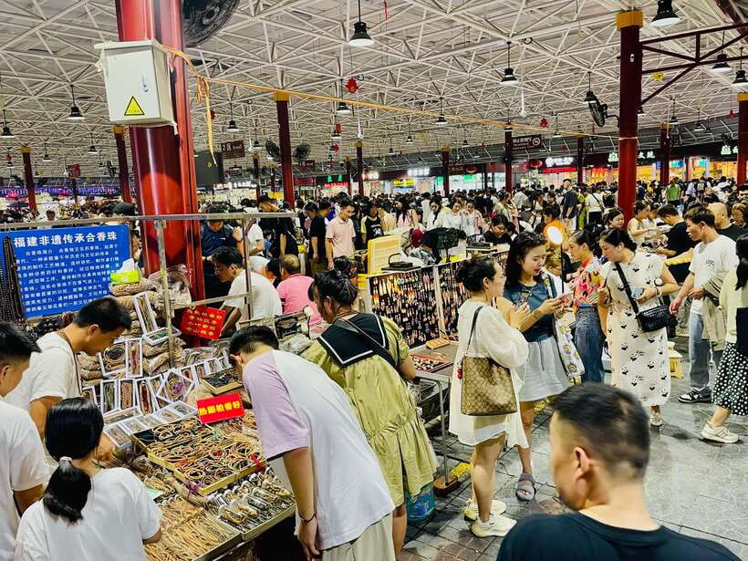 Night Market Haggling Adventure with an English Guide! - Why Panjiayuan at Night Works So Well for First-Timers