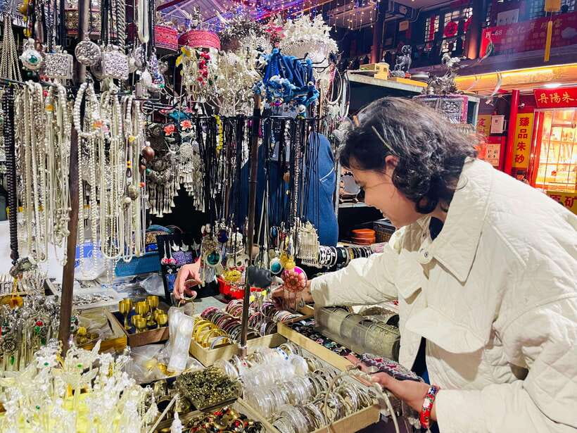 Night Market Haggling Adventure with an English Guide! - The Haggling Part: How an English Guide Changes Everything