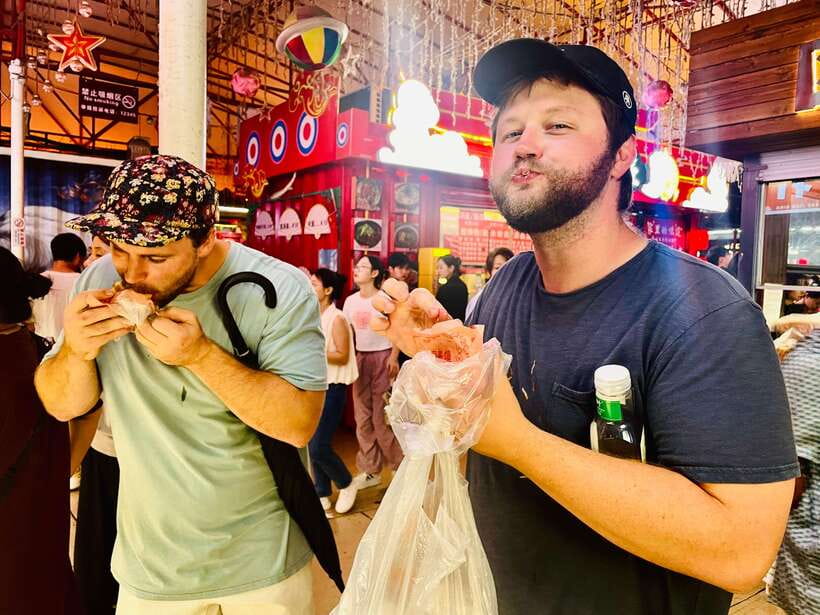 Night Market Haggling Adventure with an English Guide! - Meeting Up at Panjiayuan (And Getting Oriented Fast)