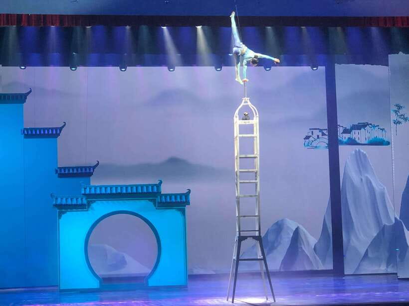 Red Theatre Beijing Acrobatics Show Ticket - The human support angle: why Li’s help shows up in real-world results